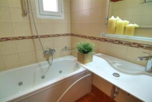 Koupelna v ubytování Hotel Kalafati + 34 fotografií