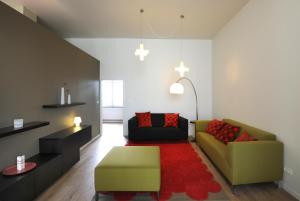 uma sala de estar com dois sofás e um tapete vermelho em Le Presbytère em Hermalle-sous-Huy