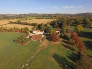 una vista aérea de una casa en un campo en L'Escale du Bocage Piscine couverte chauffée en La Flocellière