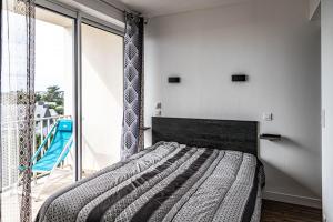 - une chambre avec un lit et un balcon dans l'établissement Appartement vue panoramique mer, prêt de vélos, WIFI, à Quiberon