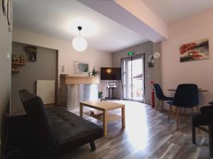 A kitchen or kitchenette at Queen of Orliaka