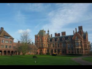 un grand bâtiment en briques avec un hélicoptère devant lui dans l'établissement Lime House, à Newark-on-Trent