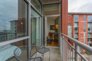 Un balcón o terraza de Artsy Extended Retreat Downtown Nashville