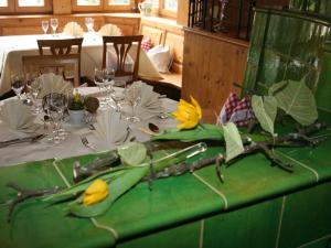 een tafel met een groene tafelkleed met gele bloemen erop bij Gasthaus Linde in Hofstetten
