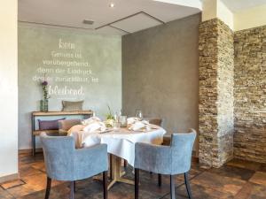 una sala da pranzo con tavolo e sedie bianchi di Gasthaus Linde a Hofstetten