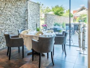 una sala da pranzo con tavolo e sedie di Gasthaus Linde a Hofstetten
