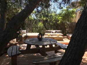 una mesa de picnic en medio de un patio en L'Instant - La Capte, en Hyères