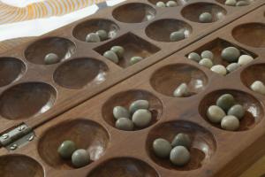 una caja de madera llena de huevos verdes y blancos en Landhotel Pension Haus Sonneck, en Manderscheid