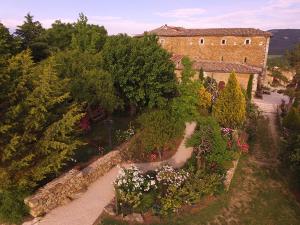 vista aerea su un giardino di fronte a un edificio di Les Jardins de l'Abbaye a Simiane-la-Rotonde