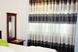 Postel nebo postele na pokoji v ubytování Sky White Villa