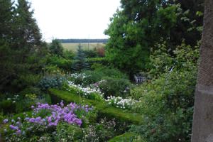 um jardim cheio de plantas e flores em Domaine de Benveau em Brécy