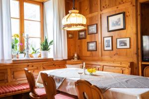 een eetkamer met een tafel en stoelen en een kroonluchter bij Landgasthof Sonne in Lauchheim