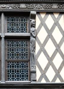 une statue sur le côté d'un bâtiment avec une fenêtre dans l'établissement L'Oisellerie Meublé de Tourisme, à Angers