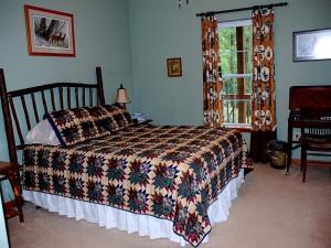 A bed or beds in a room at Long Mountain Lodge Bed & Breakfast