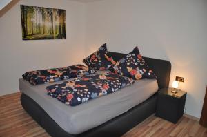 - un canapé avec des oreillers dans le salon dans l'établissement Rentrisch am Waldrand, à Saint-Ingbert