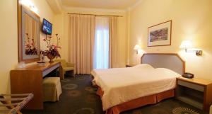 una camera d'albergo con letto e scrivania di Hotel Kalafati a Itea