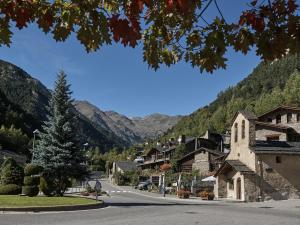 una calle en un pueblo con una montaña en Hotel Palarine, en Erts
