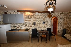 Kuchyň nebo kuchyňský kout v ubytování Zupan B studio apartman Krk