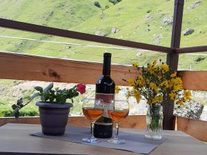 a bottle of wine and two glasses on a table at Kesane in Jut'a