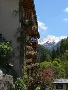 un edificio con una escalera con flores en Maison Caramel en Landry