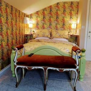ein Schlafzimmer mit einem grünen Bett mit Blumentapete in der Unterkunft Brampton Dales Farm in Gainsborough