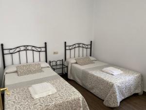 dos camas sentadas una al lado de la otra en un dormitorio en Casa Rural Casa Forestal, en Yeste