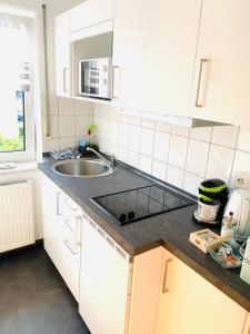 eine Küche mit einer Spüle und einer Arbeitsplatte in der Unterkunft Ferienwohnung Spatzennest in Kronau