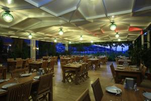 En restaurant eller et andet spisested på Catamaran Hotel