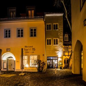 eine Gruppe von Gebäuden in einer Straße in der Nacht in der Unterkunft Markt 15 Gästehaus in Senftenberg