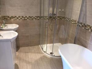 een badkamer met een douche, een toilet en een wastafel bij The Marlborough Hotel in Liverpool +13 foto's