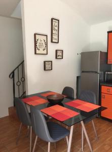 een keuken met een tafel met stoelen en een koelkast bij Agradable* y Cómodo Departamento Familiar (WiFi) in Chihuahua