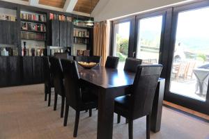 - une salle à manger avec une table et des chaises en bois dans l'établissement Luxus-Landhaus im Schwarzwald/Baiersbronn mit Pool, à Baiersbronn