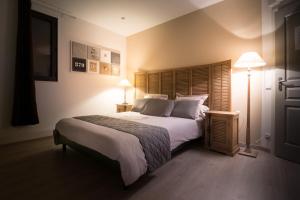 - une chambre avec un grand lit et deux lampes dans l'établissement B&B Maison d'hôte et gite Mas d'Eymard, à Arles