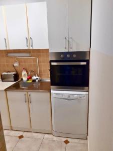 uma cozinha com um fogão e um lavatório em Dream apartment Herceg Novi em Herceg Novi