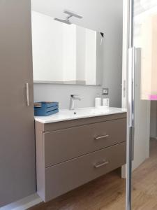 uma cozinha com um lavatório e um espelho em HouseSandra Mare & Sole em Alghero