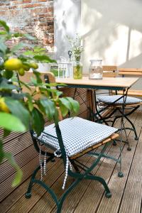 einen Tisch und zwei Stühle sowie einen Tisch und Stühle in der Unterkunft JETHON Studio-Appartement im Grünen in Bernburg
