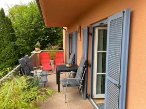 eine Terrasse mit Stühlen und einem Tisch auf dem Balkon in der Unterkunft Gemütliches Domizil über den Dächern von Jena in Jena