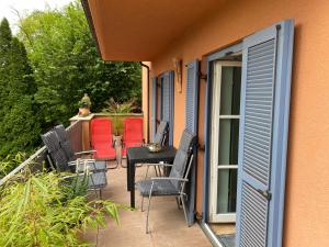 a patio with chairs and a table on a balcony at Gemütliches Domizil über den Dächern von Jena in Jena