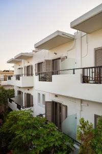 una imagen de un edificio de apartamentos con balcones en Avra en Agia Galini