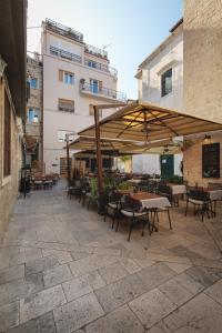 Reštaurácia alebo iné gastronomické zariadenie v ubytovaní Aborda Rooms