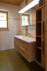 uma casa de banho com um lavatório e um espelho em GamserlAlm Fam. Feichtenhofer em Turnau