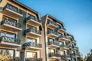 een appartementencomplex met balkons aan de zijkant bij Family Apartmani Kopaonik in Kopaonik