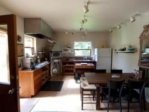 une cuisine avec une table et une salle à manger dans l'établissement Nettles Farm, à Lummi Island