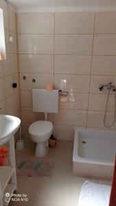 łazienka z toaletą, umywalką i wanną w obiekcie Isolated, 30m to sea, Viktoria s cottage w mieście Kali +37 zdjęć