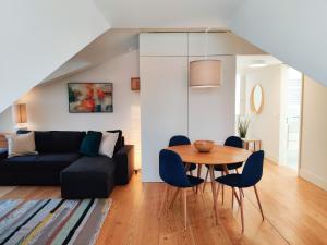 ein Wohnzimmer mit einem Tisch und einem Sofa in der Unterkunft FLH Downtown Modern Apartment in Lissabon