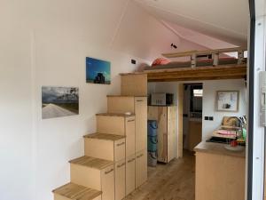 Zimmer mit Boxen auf dem Boden und einer Küche in der Unterkunft Tiny House Geierlay in Mittelstrimmig