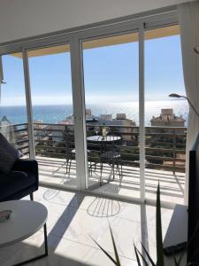 uma sala de estar com vista para o oceano em Amazing View Apartment Estepona Puerto em Estepona