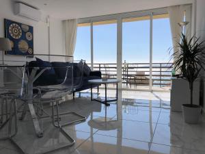 een woonkamer met een bank en een tafel bij Amazing View Apartment Estepona Puerto in Estepona