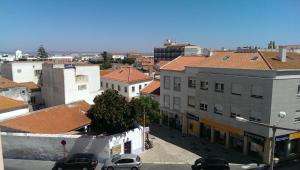 una vista panoramica su una città con edifici e automobili di A Casa do Centro a Peniche