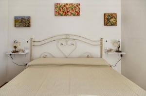 A bed or beds in a room at Camere a sud est